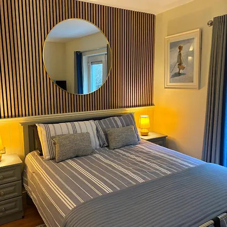 Maureens Two Bedroom F28 Vy13