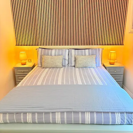 Maureens Two Bedroom F28 Vy13