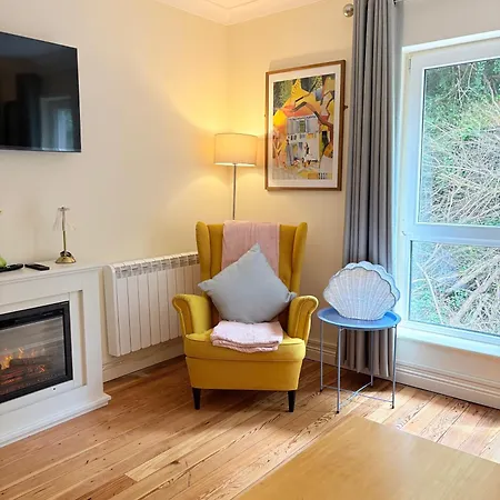 Maureens Two Bedroom F28 Vy13