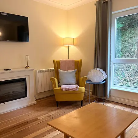 Maureens Two Bedroom F28 Vy13
